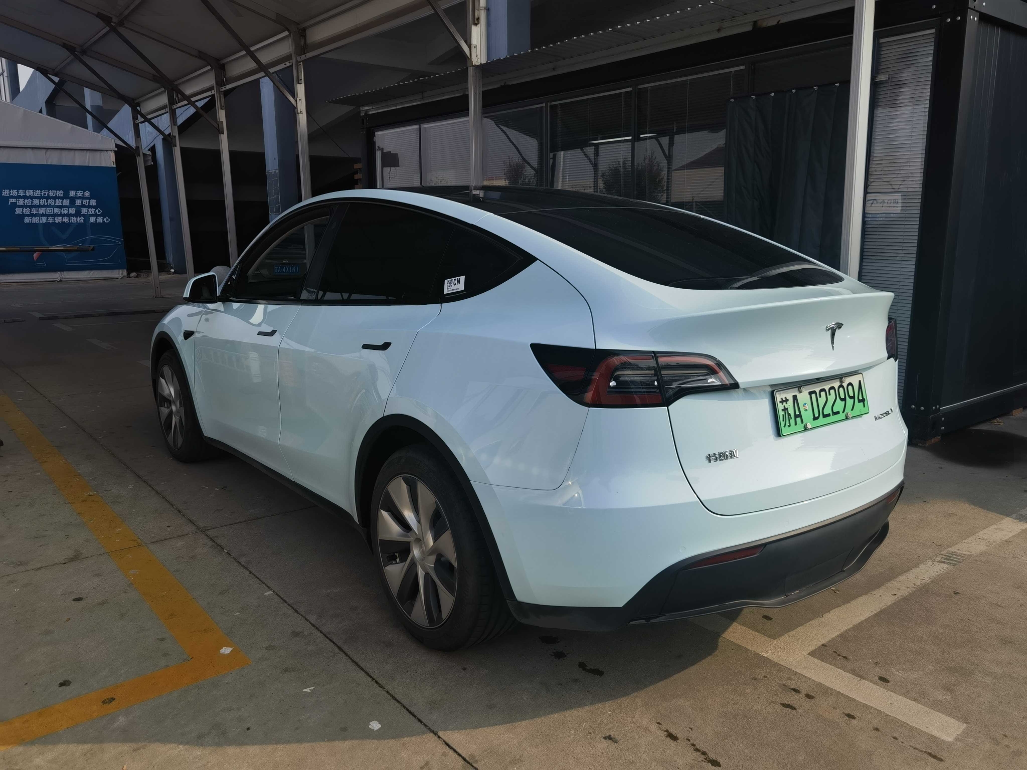 特斯拉model y2020款特斯拉Model Y 2020款是一款电动汽车，拥有出色的性能和续航能力。以下是关于特斯拉Model Y 2020款的一些基本信息